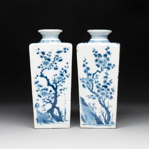 A pair of Chinese blue and white square flasks with floral design, Kangxi — photo 1