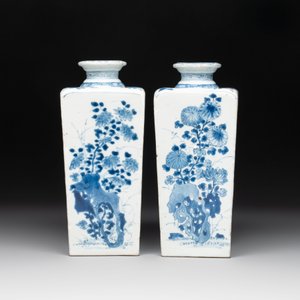 A pair of Chinese blue and white square flasks with floral design, Kangxi — photo 2