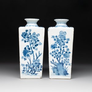 A pair of Chinese blue and white square flasks with floral design, Kangxi — photo 3