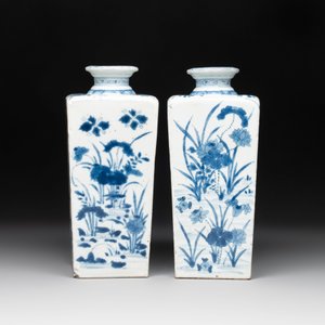 A pair of Chinese blue and white square flasks with floral design, Kangxi — photo 4