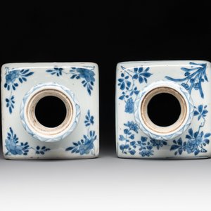 A pair of Chinese blue and white square flasks with floral design, Kangxi — photo 5