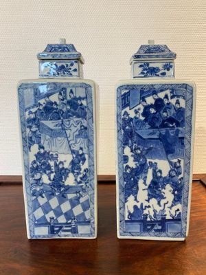 A pair of Chinese blue and white square 'narrative subject' vases and covers, Kangxi — photo 1