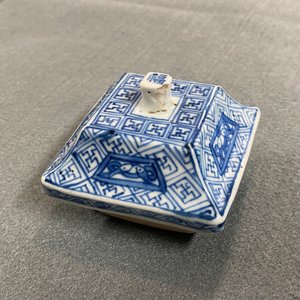 A pair of Chinese blue and white square vases and covers, Kangxi — photo 17