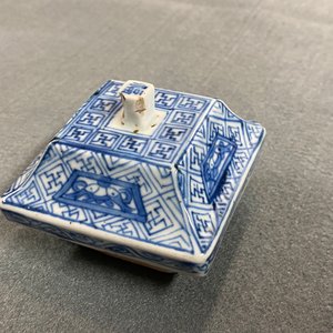 A pair of Chinese blue and white square vases and covers, Kangxi — photo 18