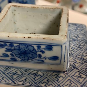 A pair of Chinese blue and white square vases and covers, Kangxi — photo 22