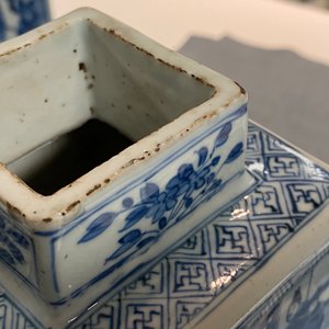 A pair of Chinese blue and white square vases and covers, Kangxi — photo 25