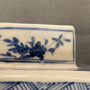 A pair of Chinese blue and white square vases and covers, Kangxi — photo 30