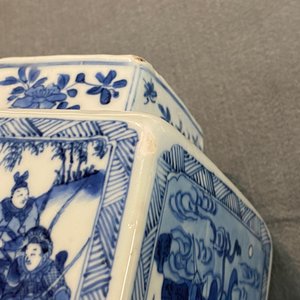A pair of Chinese blue and white square vases and covers, Kangxi — photo 35