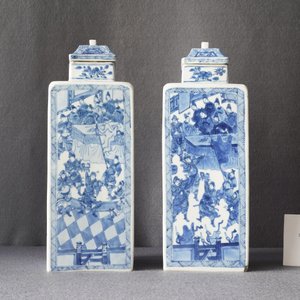 A pair of Chinese blue and white square vases and covers, Kangxi — photo 9