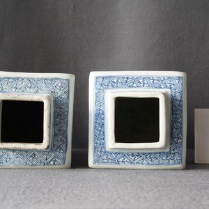 A pair of Chinese blue and white square vases and covers, Kangxi — photo 10