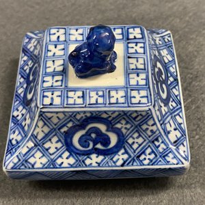 A pair of Chinese blue and white square vases and covers, Kangxi — 照片 12