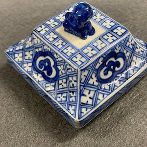 A pair of Chinese blue and white square vases and covers, Kangxi — 照片 13