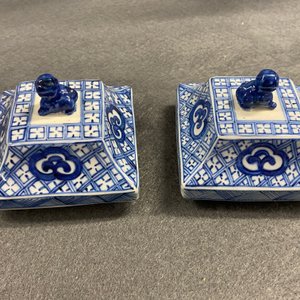A pair of Chinese blue and white square vases and covers, Kangxi — 照片 8