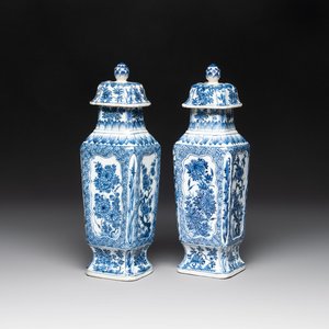 A pair of Chinese blue and white square vases and covers with floral design, Kangxi — photo 1