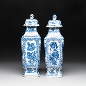 A pair of Chinese blue and white square vases and covers with floral design, Kangxi — photo 2