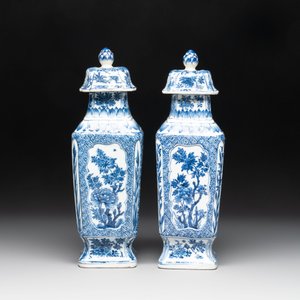 A pair of Chinese blue and white square vases and covers with floral design, Kangxi — photo 3
