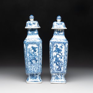 A pair of Chinese blue and white square vases and covers with floral design, Kangxi — photo 4