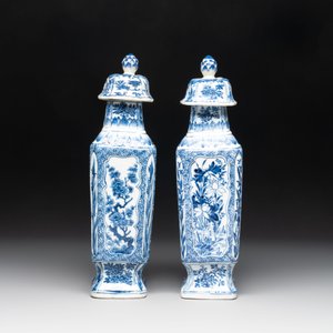 A pair of Chinese blue and white square vases and covers with floral design, Kangxi — photo 5