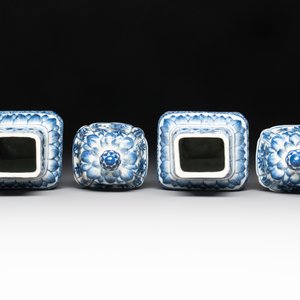 A pair of Chinese blue and white square vases and covers with floral design, Kangxi — photo 6