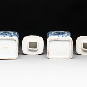 A pair of Chinese blue and white square vases and covers with floral design, Kangxi — photo 7
