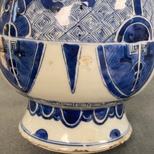 A pair of Chinese blue and white 'taotie' vases, Kangxi — 照片 11