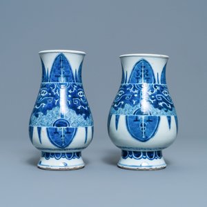 A pair of Chinese blue and white 'taotie' vases, Kangxi — 照片 2