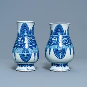 A pair of Chinese blue and white 'taotie' vases, Kangxi — 照片 3