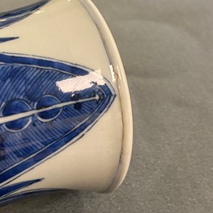 A pair of Chinese blue and white 'taotie' vases, Kangxi — 照片 10