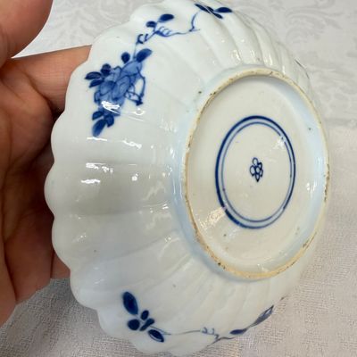 A pair of Chinese blue and white tea bowls and saucers — photo 7