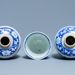 A pair of Chinese blue and white tea caddies and a goblet, Kangxi — 照片 6