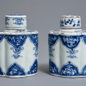 A pair of Chinese blue and white tea caddies and covers, Kangxi — photo 4