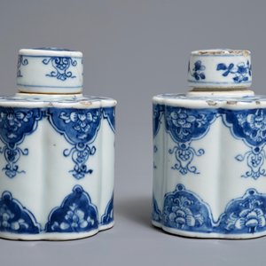 A pair of Chinese blue and white tea caddies and covers, Kangxi — photo 5