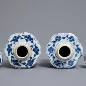 A pair of Chinese blue and white tea caddies and covers, Kangxi — photo 6