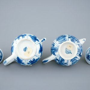 A pair of Chinese blue and white teapots with long Eliza, Kangxi — 照片 4