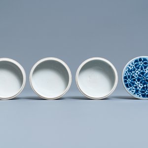 A pair of Chinese blue and white three-tier stacking boxes, a seal paste box and four saucers, 19th C. — 照片 14