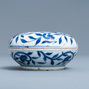 A pair of Chinese blue and white three-tier stacking boxes, a seal paste box and four saucers, 19th C. — 照片 2