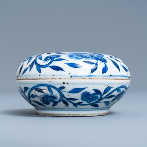 A pair of Chinese blue and white three-tier stacking boxes, a seal paste box and four saucers, 19th C. — 照片 3