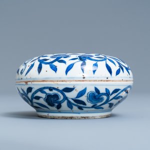 A pair of Chinese blue and white three-tier stacking boxes, a seal paste box and four saucers, 19th C. — 照片 4
