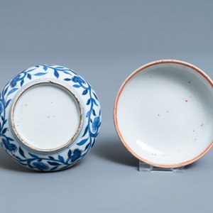 A pair of Chinese blue and white three-tier stacking boxes, a seal paste box and four saucers, 19th C. — 照片 7
