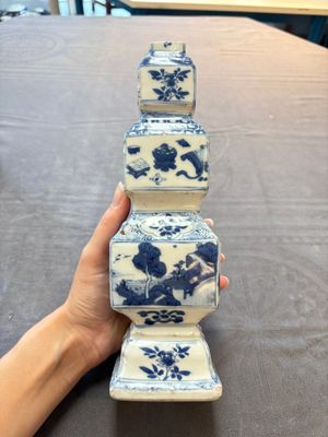 A pair of Chinese blue and white triple-gourd square vases, Kangxi — foto 1