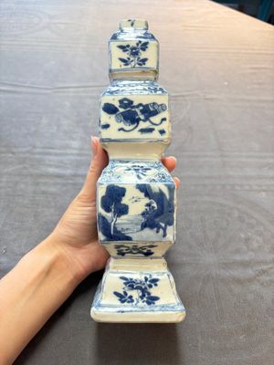 A pair of Chinese blue and white triple-gourd square vases, Kangxi — foto 2