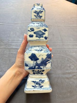 A pair of Chinese blue and white triple-gourd square vases, Kangxi — foto 3