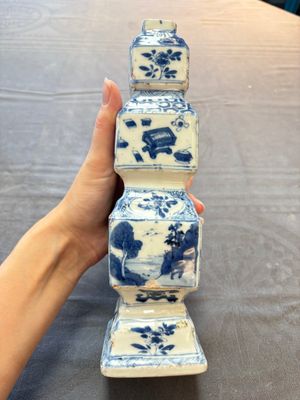 A pair of Chinese blue and white triple-gourd square vases, Kangxi — foto 4