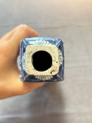 A pair of Chinese blue and white triple-gourd square vases, Kangxi — foto 5