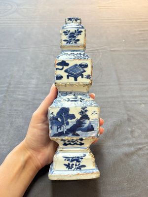 A pair of Chinese blue and white triple-gourd square vases, Kangxi — foto 7