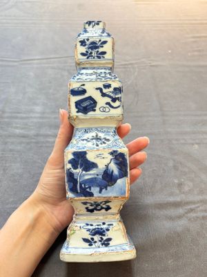 A pair of Chinese blue and white triple-gourd square vases, Kangxi — foto 8