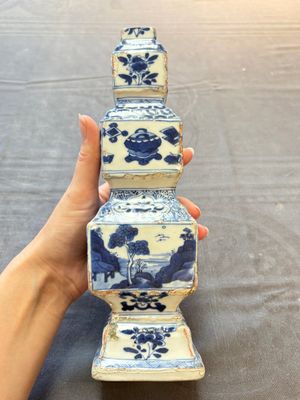 A pair of Chinese blue and white triple-gourd square vases, Kangxi — foto 9