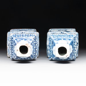A pair of Chinese blue and white triple-gourd square vases, Kangxi — foto 6