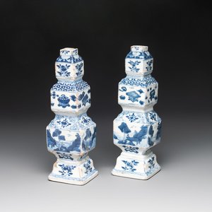 A pair of Chinese blue and white triple-gourd square vases, Kangxi — photo 1