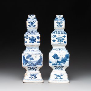 A pair of Chinese blue and white triple-gourd square vases, Kangxi — photo 2